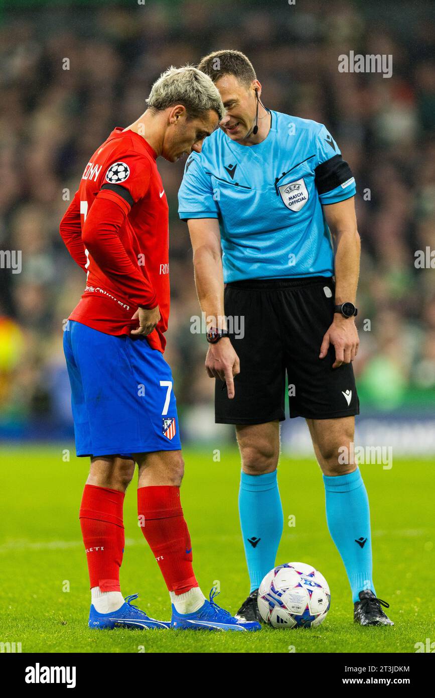 Glasgow, Écosse. 25 octobre 2023. Antoine Griezmann (7 - Atletico) reçoit des instructions de l'arbitre avant de prendre son penalty Celtic vs Atletico Madrid - UEFA Champions League crédit : Raymond Davies / Alamy Live News Banque D'Images