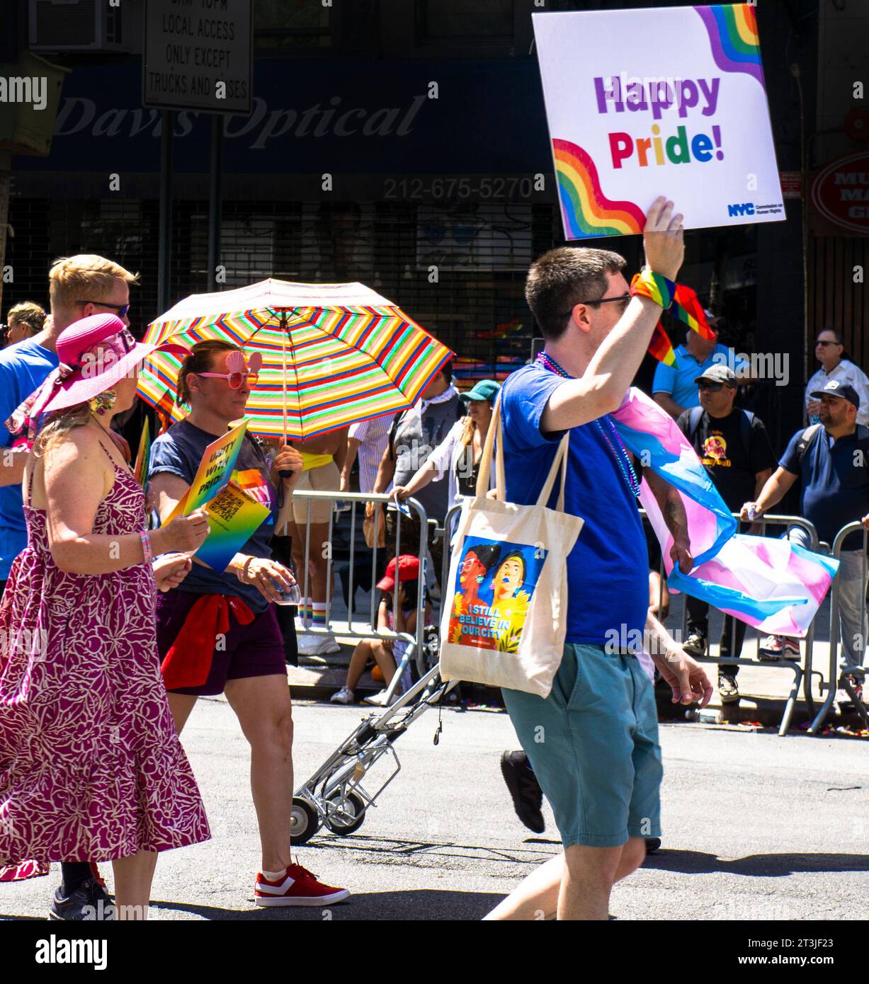 Participant à la parade marchant avec le signe 'Happy Pride!', gay Pride Parade, 26 juin 2022, New York City, New York, États-Unis Banque D'Images