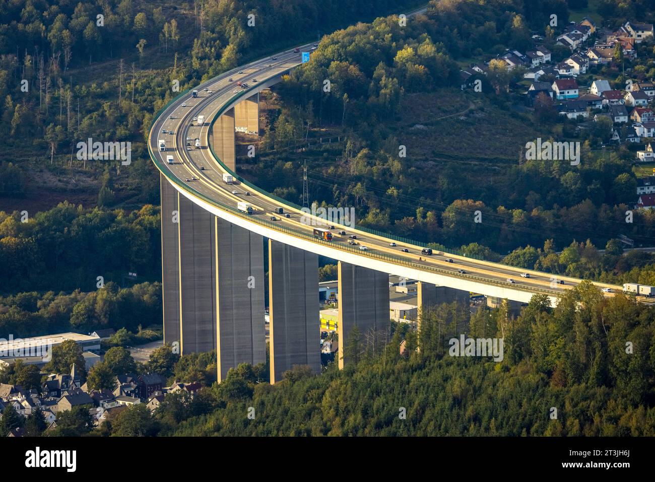 Luftbild, Autobahnbrücke Siegtalbrücke der Autobahn A45 Sauerlandlinie, geplanter Ersatzneubau 2027, Blick auf Siegen, Niederschelden, Siegen, Sauerland, Nordrhein-Westfalen, Deutschland ACHTUNGxMINDESTHONORARx60xEURO *** vue aérienne, pont autoroutier Siegtalbrücke de l'autoroute A45 Sauerlandlinie, remplacement prévu 2027, vue de Siegen, Niederschelden, Siegen, Sauerland, Rhénanie du Nord-Westphalie, Allemagne ATTENTIONXMINDESTHONORARx60xEURO crédit : Imago/Alamy Live News Banque D'Images
