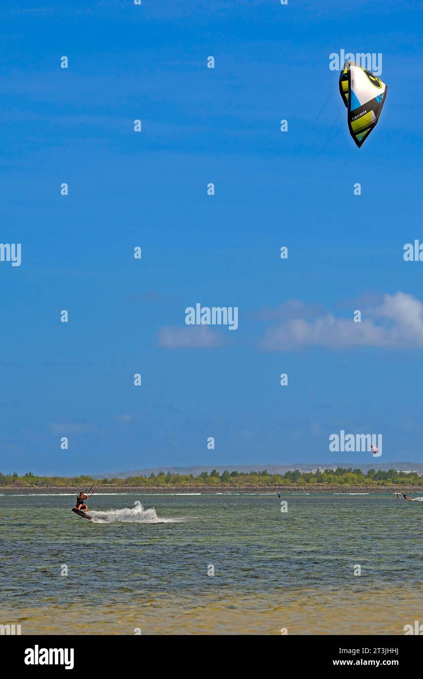 Kite surfeurs sur la plage de Sanur, Bali, Indonésie Banque D'Images