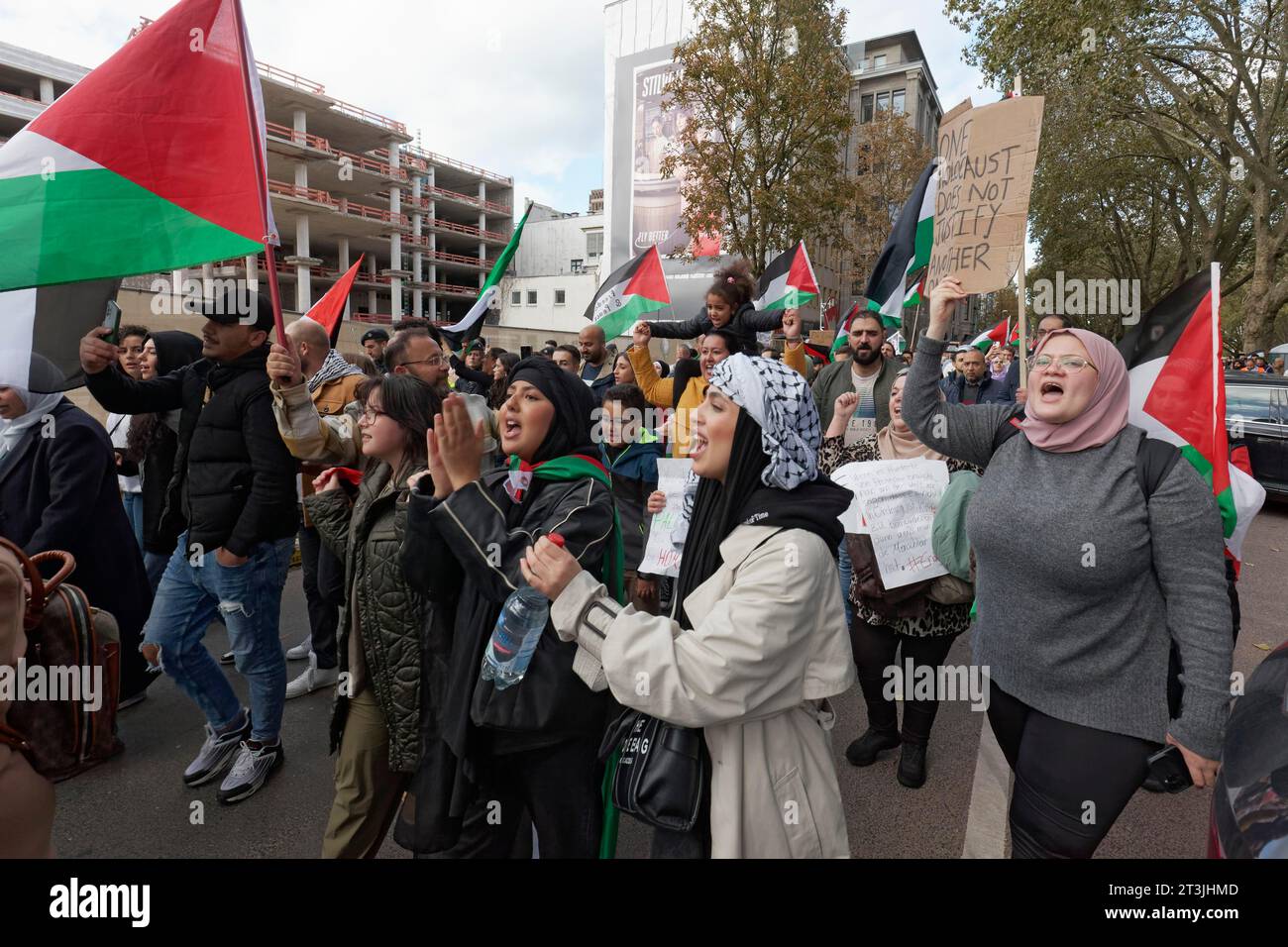 Les participants à la manifestation pro-palestinienne pour condamner les crimes de guerre contre la population civile à Gaza le 21.10.2023 à Duesseldorf, Nord Banque D'Images