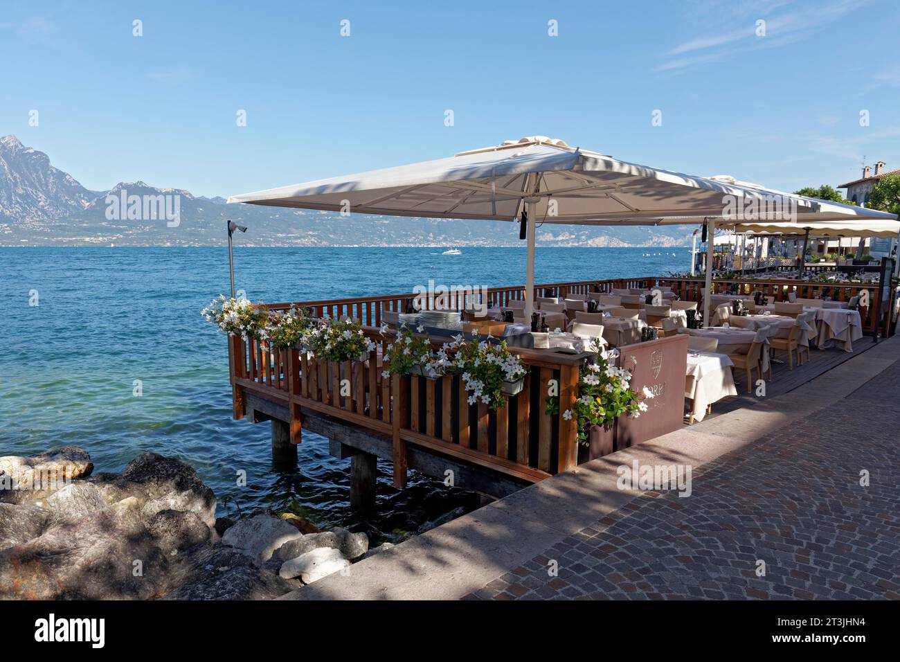 Terrasse du restaurant au bord du lac, lumière du matin, Torri del Benaco, rive est du lac de Garde, province de Vérone, Italie Banque D'Images