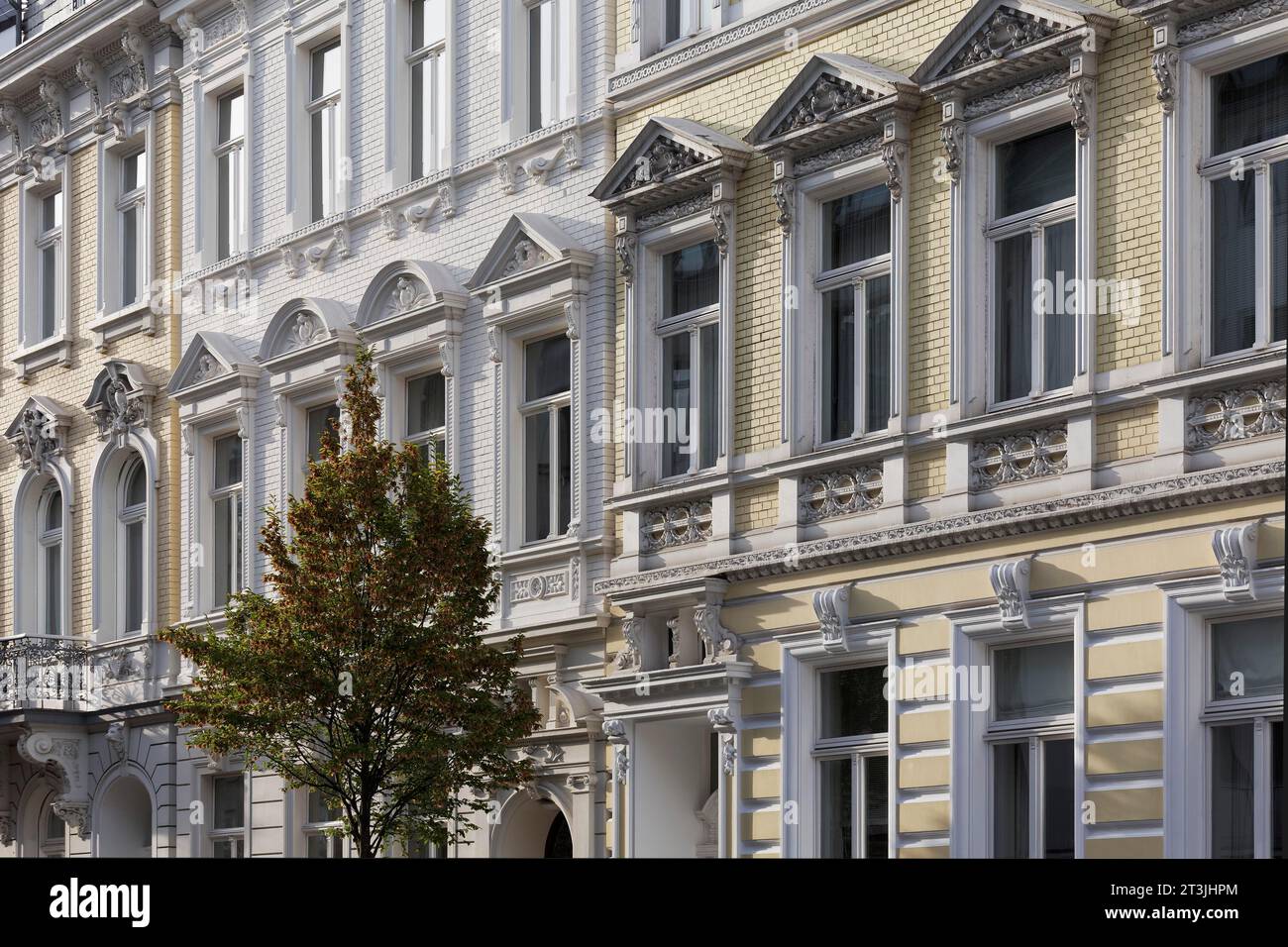 Rangée de maisons avec des maisons de style wilhelminien, façades fraîchement rénovées, appartements dans des bâtiments anciens, Duesseldorf, Rhénanie du Nord-Westphalie, Allemagne Banque D'Images