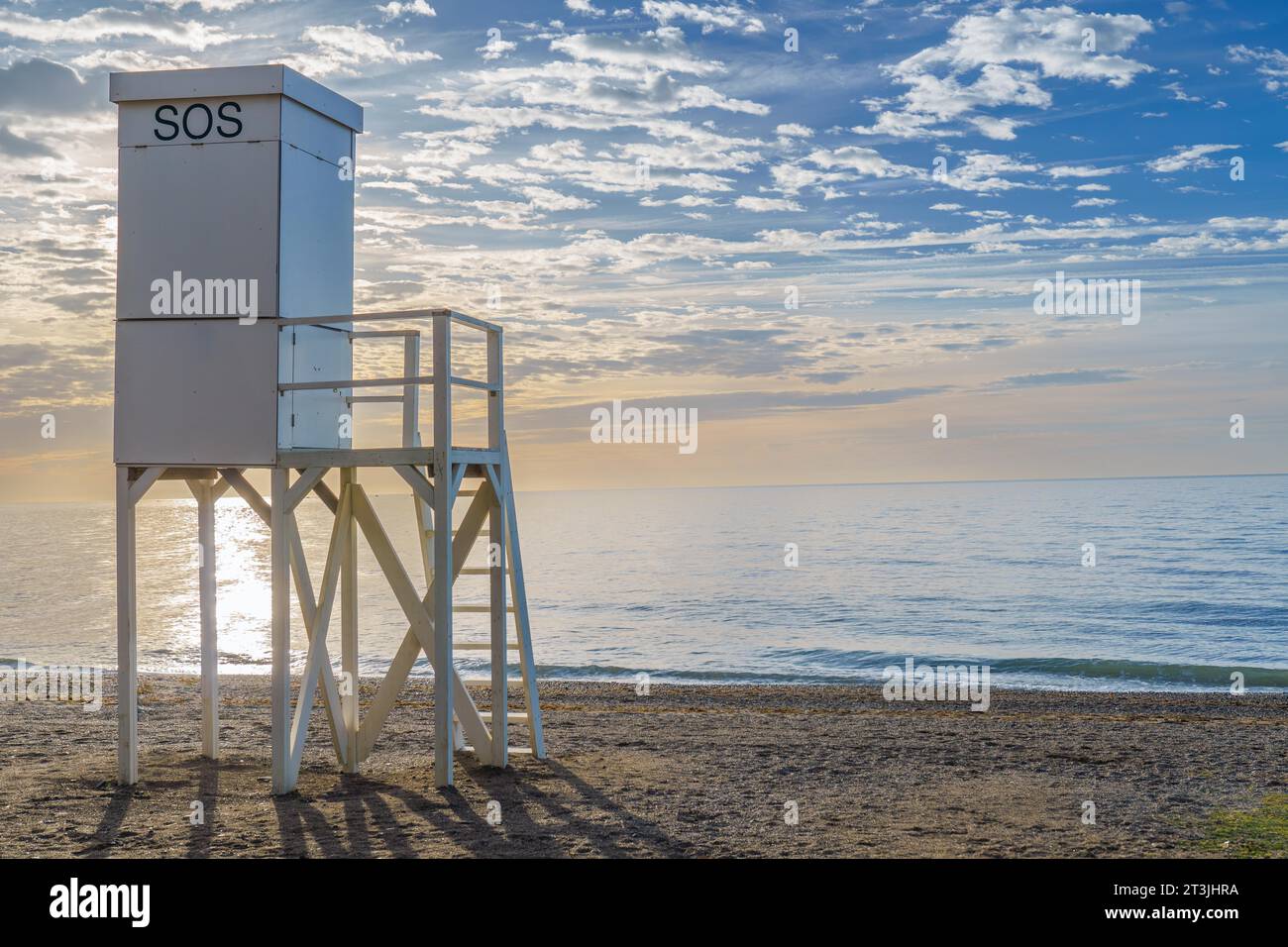 San pedro alcantara, malaga, espagne Maison de sauveteur sur la plage à l'aube avec une mer calme et un ciel coloré avec des nuages Banque D'Images