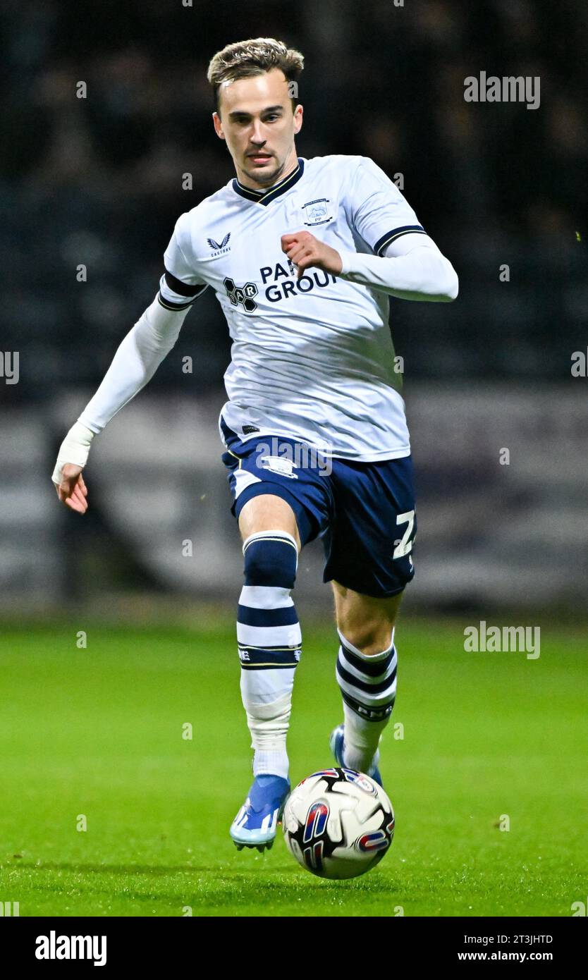 Preston, Royaume-Uni. 25 octobre 2023. Liam Millar 23# de Preston North End football Club pousse le ballon vers l'avant, lors du Sky Bet Championship match Preston North End vs Southampton à Deepdale, Preston, Royaume-Uni, le 25 octobre 2023 (photo de Cody Froggatt/News Images) à Preston, Royaume-Uni le 10/25/2023. (Photo de Cody Froggatt/News Images/Sipa USA) crédit : SIPA USA/Alamy Live News Banque D'Images