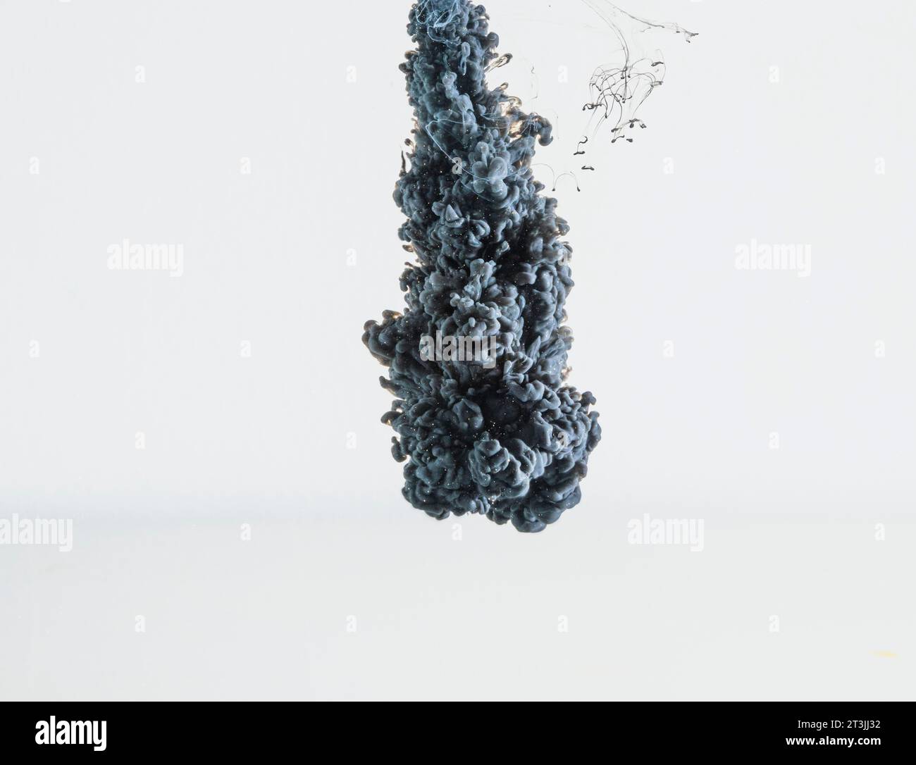 Chute de goutte d'encre grise lourde abstraite Banque D'Images