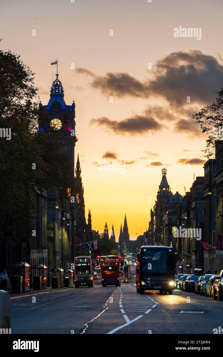 Princes Street au crépuscule, The Balmoral Hotel Tower, Édimbourg, Écosse, Royaume-Uni Banque D'Images