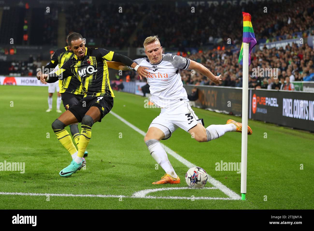 Swansea, Royaume-Uni. 24 octobre 2023. Kristian Pedersen de Swansea City (à droite) retient Tom Ince de Watford. Match de championnat EFL Skybet, Swansea City v Watford au Swansea.com Stadium à Swansea, pays de Galles, le mardi 24 octobre 2023. Cette image ne peut être utilisée qu'à des fins éditoriales. Usage éditorial uniquement, photo par Andrew Orchard/Andrew Orchard photographie sportive/Alamy Live News crédit : Andrew Orchard photographie sportive/Alamy Live News Banque D'Images