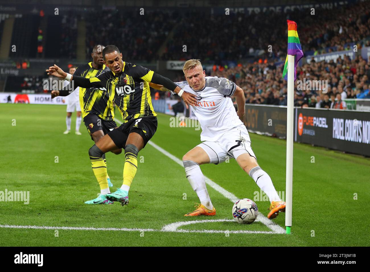 Swansea, Royaume-Uni. 24 octobre 2023. Kristian Pedersen de Swansea City (à droite) retient Tom Ince de Watford. Match de championnat EFL Skybet, Swansea City v Watford au Swansea.com Stadium à Swansea, pays de Galles, le mardi 24 octobre 2023. Cette image ne peut être utilisée qu'à des fins éditoriales. Usage éditorial uniquement, photo par Andrew Orchard/Andrew Orchard photographie sportive/Alamy Live News crédit : Andrew Orchard photographie sportive/Alamy Live News Banque D'Images