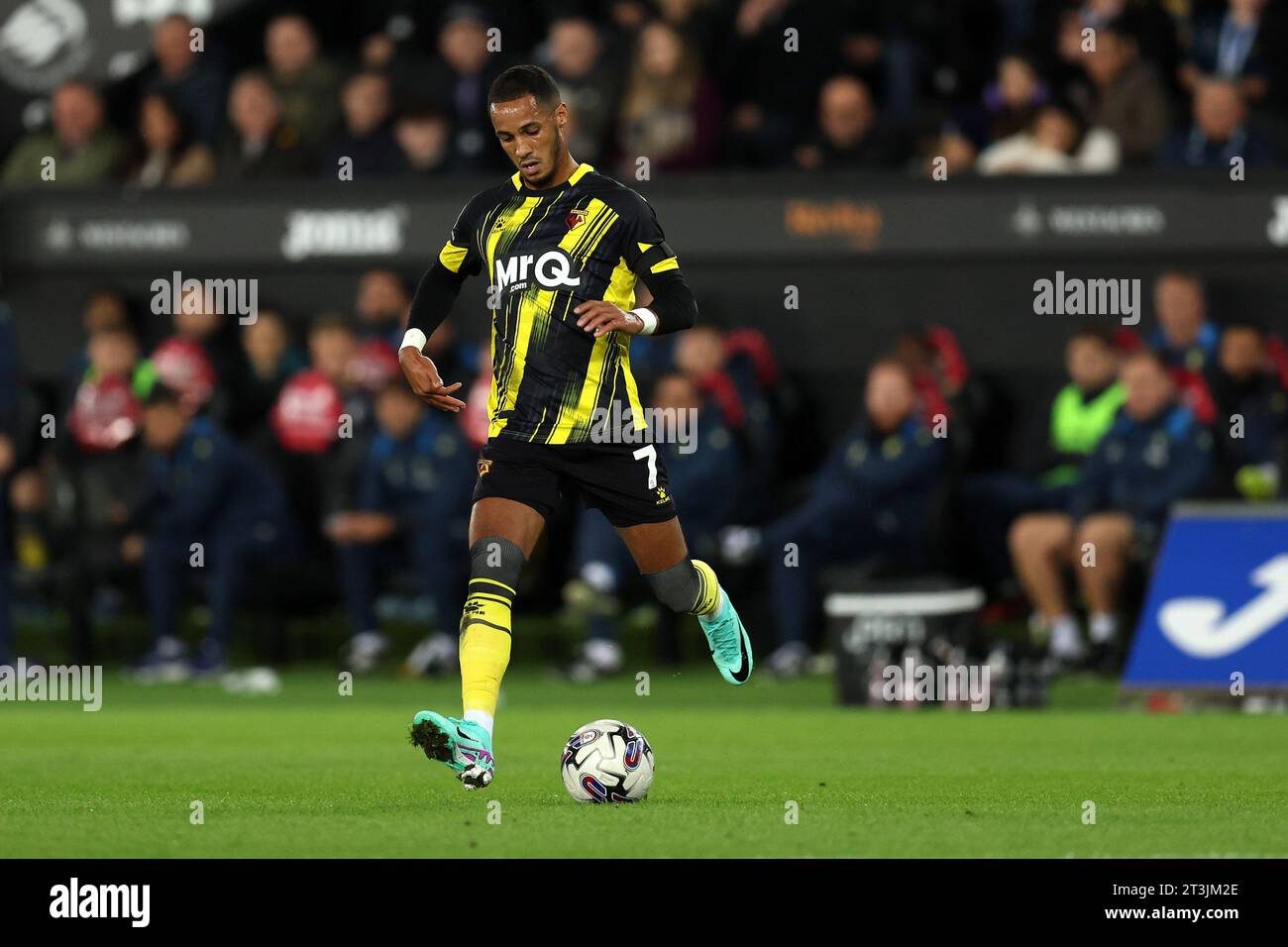 Swansea, Royaume-Uni. 24 octobre 2023. Tom Ince de Watford en action. Match de championnat EFL Skybet, Swansea City v Watford au Swansea.com Stadium à Swansea, pays de Galles, le mardi 24 octobre 2023. Cette image ne peut être utilisée qu'à des fins éditoriales. Usage éditorial uniquement, photo par Andrew Orchard/Andrew Orchard photographie sportive/Alamy Live News crédit : Andrew Orchard photographie sportive/Alamy Live News Banque D'Images