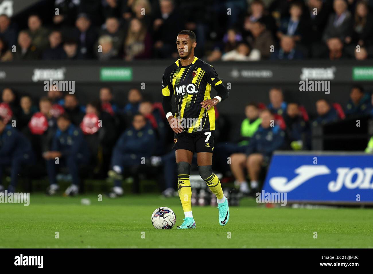 Swansea, Royaume-Uni. 24 octobre 2023. Tom Ince de Watford en action. Match de championnat EFL Skybet, Swansea City v Watford au Swansea.com Stadium à Swansea, pays de Galles, le mardi 24 octobre 2023. Cette image ne peut être utilisée qu'à des fins éditoriales. Usage éditorial uniquement, photo par Andrew Orchard/Andrew Orchard photographie sportive/Alamy Live News crédit : Andrew Orchard photographie sportive/Alamy Live News Banque D'Images