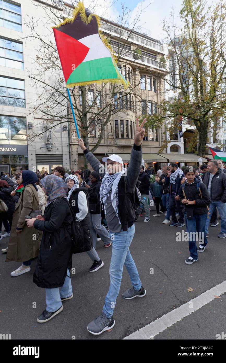 Les participants à la démonstration avec le drapeau palestinien sur Koenigsallee, rassemblement pro-palestinien pour condamner les crimes de guerre contre la population civile à Gaza Banque D'Images