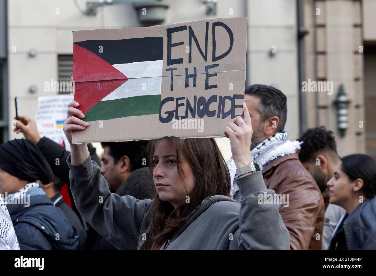 Un participant à la manifestation signe génocide, rassemblement pro-palestinien pour condamner les crimes de guerre contre les civils à Gaza le 21.10.2023 à Duesseldorf, au Nord Banque D'Images