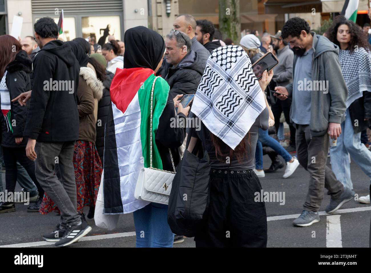 Les participants à la démonstration avec drapeau palestinien et foulard palestinien, rassemblement pro-palestinien pour condamner les crimes de guerre contre la population civile à Gaza Banque D'Images