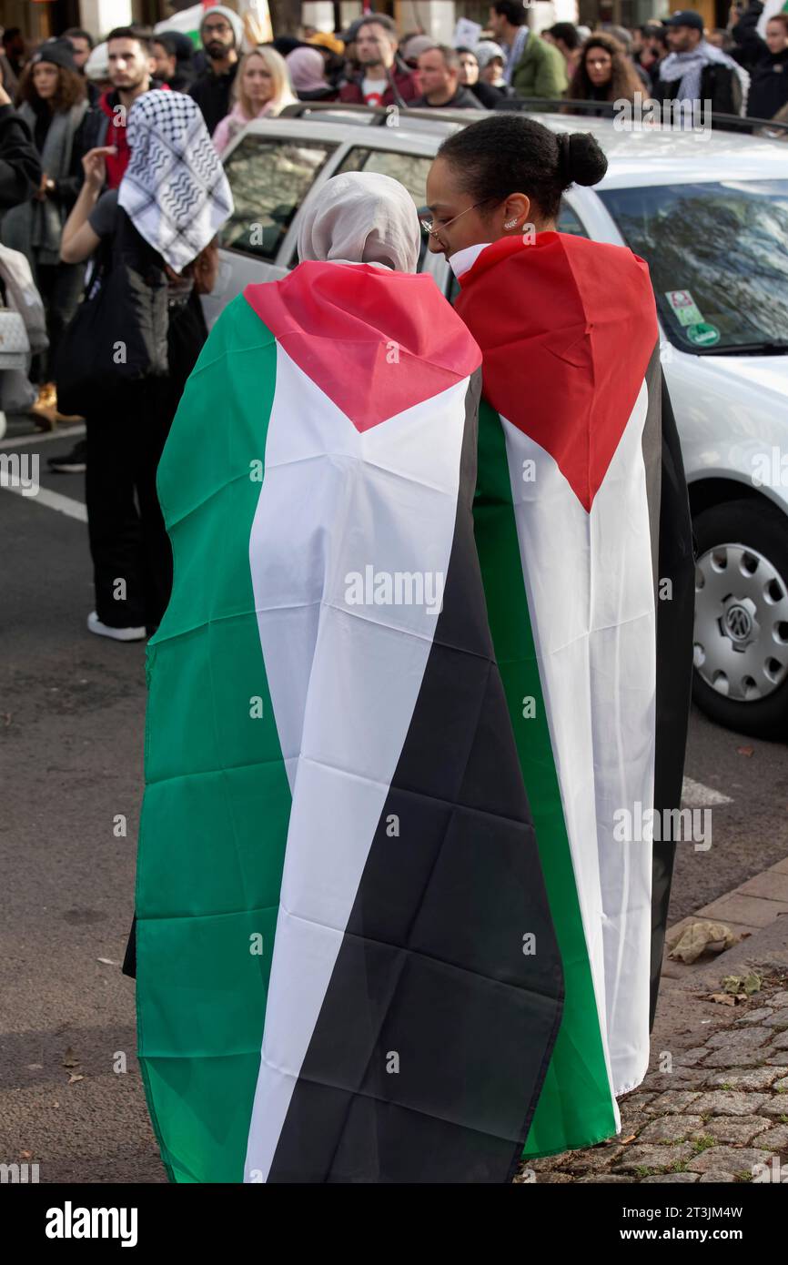 Les participants à la manifestation ont drapé le drapeau palestinien, rassemblement pro-palestinien pour condamner les crimes de guerre contre les civils à Gaza le 21.10.2023 à Duesseldorf, au Nord Banque D'Images