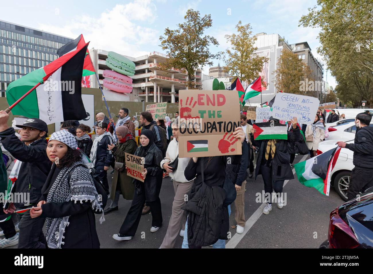 Les participants à la démonstration avec plaque End occupation, rassemblement pro-palestinien pour condamner les crimes de guerre contre les civils à Gaza le 21.10.2023 à Duesseldorf Banque D'Images