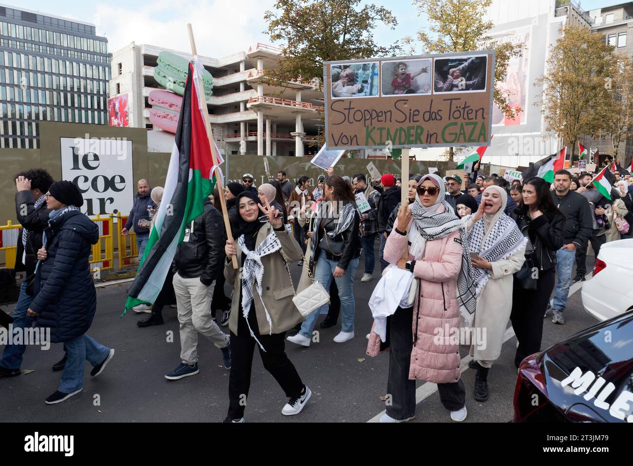 Participant à la démonstration avec plaque Stop the tuing of children, rassemblement pro-palestinien pour condamner les crimes de guerre contre les civils à Gaza le 21.10.2023 in Banque D'Images