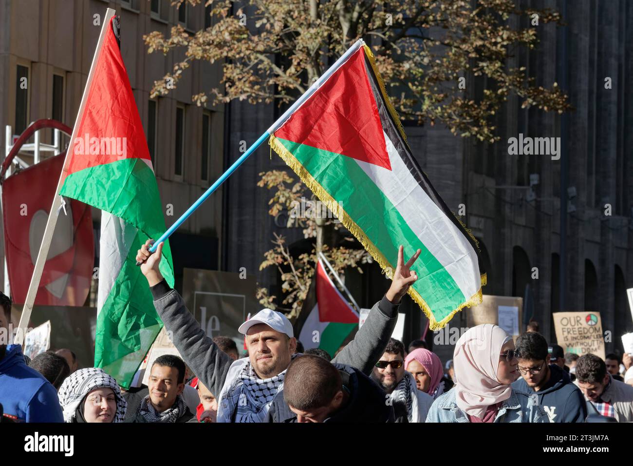 Les participants à la démonstration avec le drapeau palestinien sur Koenigsallee, rassemblement pro-palestinien pour condamner les crimes de guerre contre la population civile à Gaza Banque D'Images