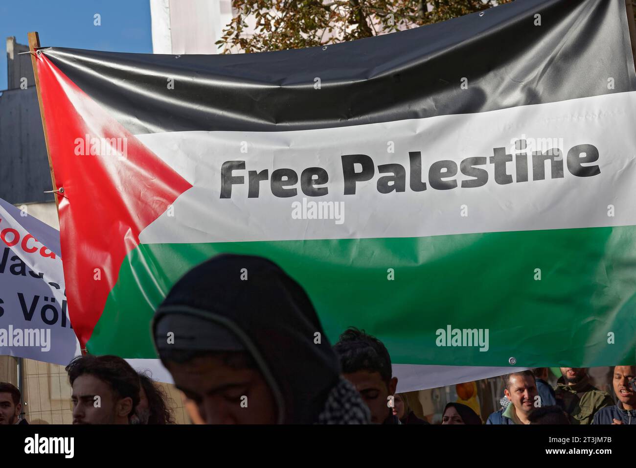 Drapeau avec écriture Palestine libre, rassemblement pro-palestinien pour condamner les crimes de guerre contre la population civile à Gaza le 21.10.2023 in Banque D'Images