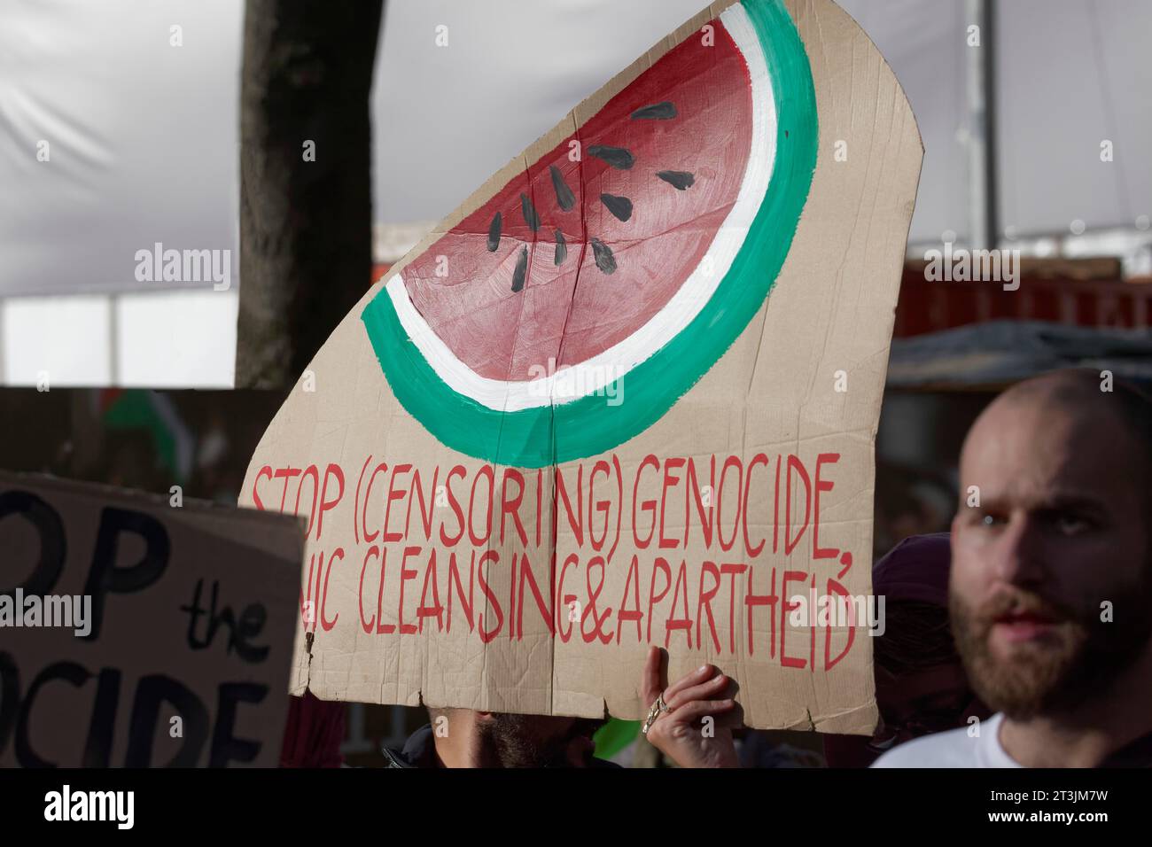 Panneau avec symbole melon, couleurs du drapeau palestinien, rassemblement pro-palestinien condamnant les crimes de guerre contre les civils à Gaza sur 21.10.2023 in Banque D'Images