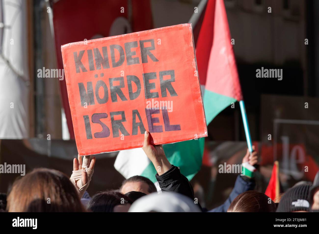Signez Child Murder Israel, rassemblement pro-palestinien pour condamner les crimes de guerre contre les civils à Gaza le 21.10.2023 à Duesseldorf, Nord Banque D'Images