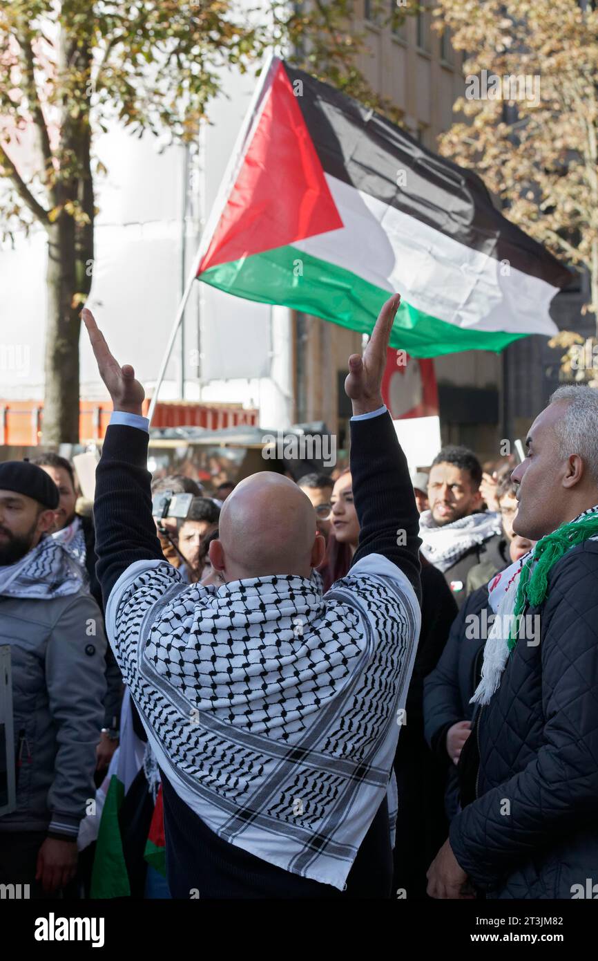 Participant à la manifestation avec un foulard palestinien frappe les mains, rassemblement pro-palestinien pour condamner les crimes de guerre contre les civils à Gaza le 21.10.2023 in Banque D'Images