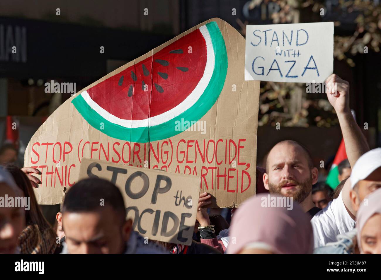 Panneau avec symbole melon, couleurs du drapeau palestinien, rassemblement pro-palestinien condamnant les crimes de guerre contre les civils à Gaza sur 21.10.2023 in Banque D'Images