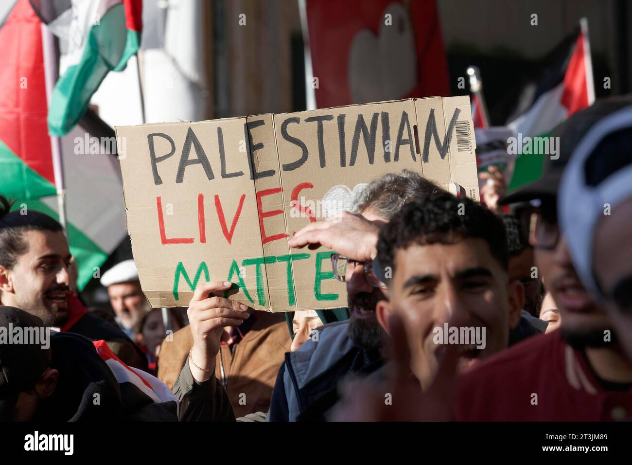 Le signe des vies palestiniennes Matter, rassemblement pro-palestinien pour condamner les crimes de guerre contre les civils à Gaza le 21.10.2023 à Duesseldorf, au Nord Banque D'Images