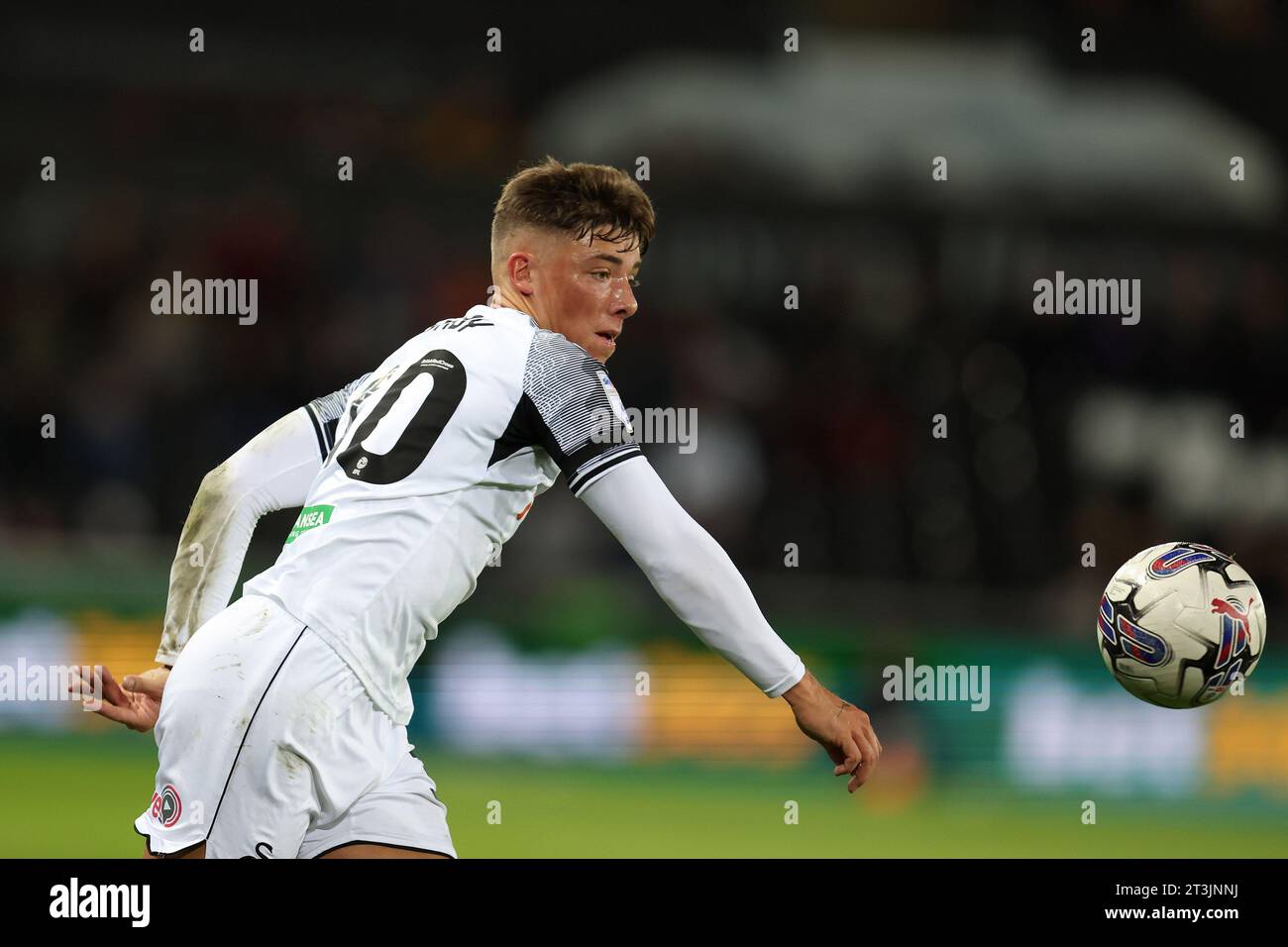 Swansea, Royaume-Uni. 24 octobre 2023. Harrison Ashby de Swansea City en action. Match de championnat EFL Skybet, Swansea City v Watford au Swansea.com Stadium à Swansea, pays de Galles, le mardi 24 octobre 2023. Cette image ne peut être utilisée qu'à des fins éditoriales. Usage éditorial uniquement, photo par Andrew Orchard/Andrew Orchard photographie sportive/Alamy Live News crédit : Andrew Orchard photographie sportive/Alamy Live News Banque D'Images