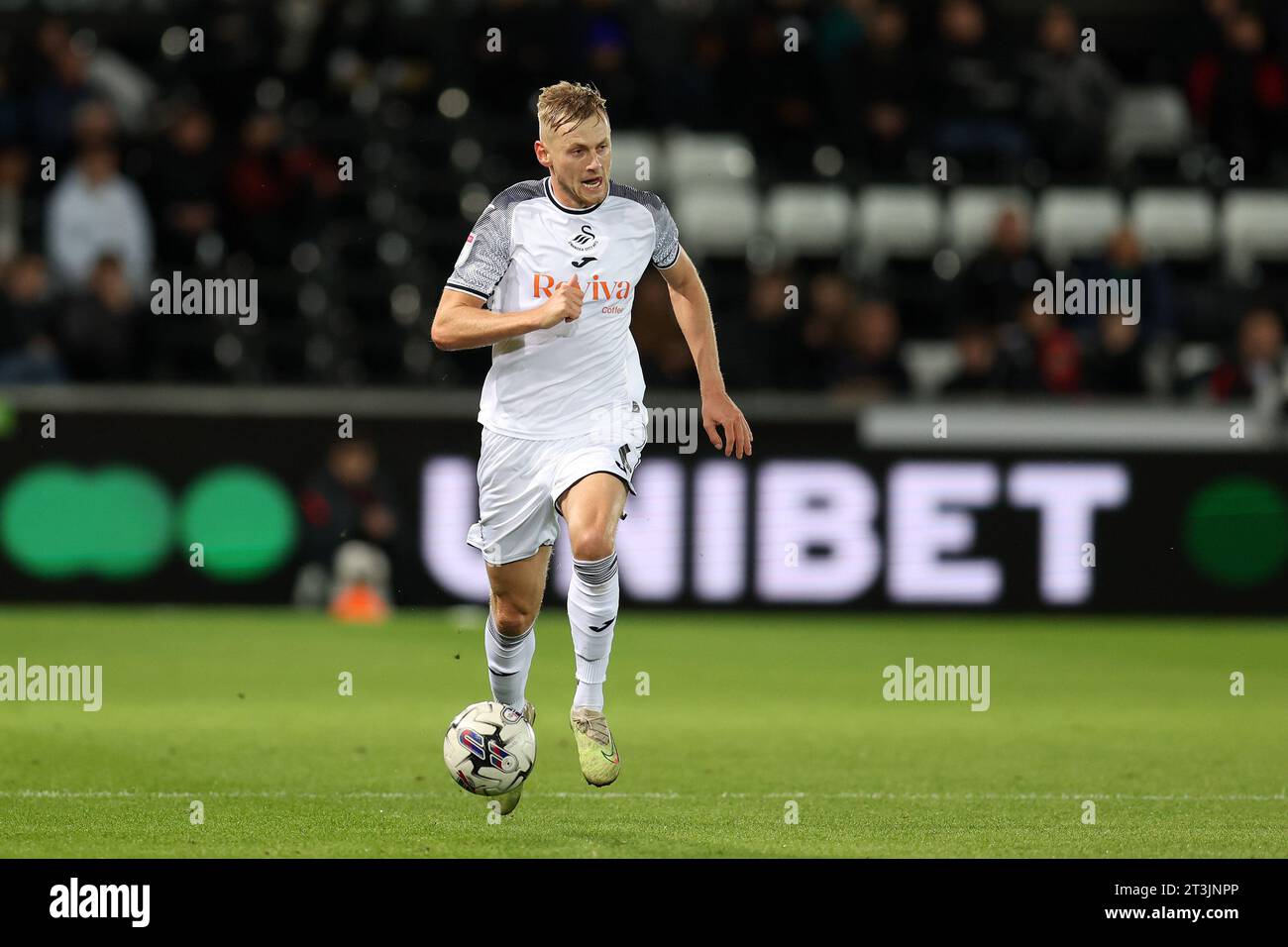 Swansea, Royaume-Uni. 24 octobre 2023. Harry Darling de Swansea City en action. Match de championnat EFL Skybet, Swansea City v Watford au Swansea.com Stadium à Swansea, pays de Galles, le mardi 24 octobre 2023. Cette image ne peut être utilisée qu'à des fins éditoriales. Usage éditorial uniquement, photo par Andrew Orchard/Andrew Orchard photographie sportive/Alamy Live News crédit : Andrew Orchard photographie sportive/Alamy Live News Banque D'Images