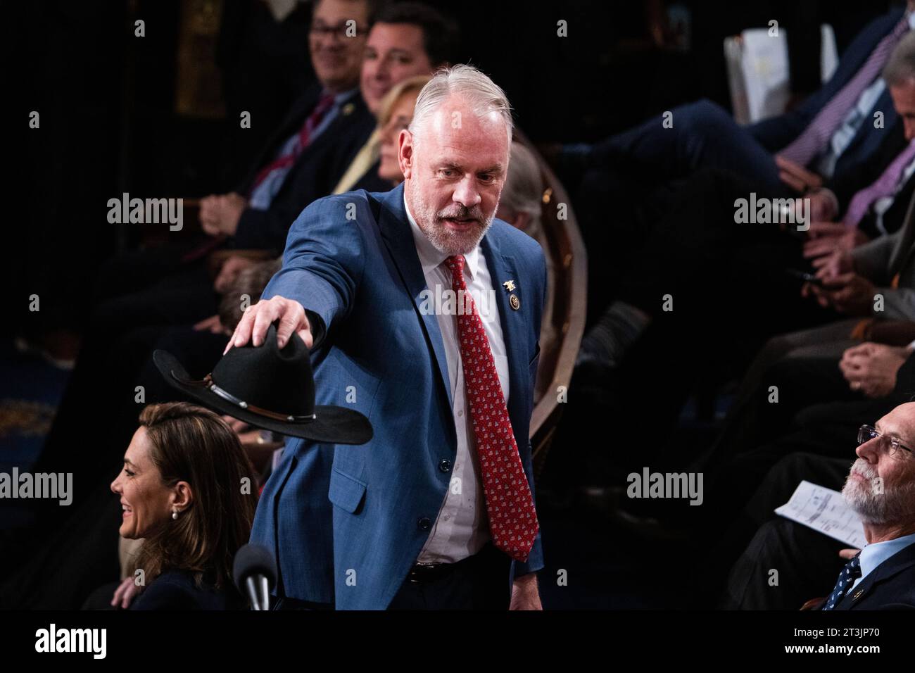 Washington, États-Unis. 25 octobre 2023. ÉTATS-UNIS - OCTOBRE 25 : le représentant Ryan Zinke, R-Mont., vote pour le représentant désigné Mike Johnson, R-la., à la Chambre du Capitole des États-Unis avant que Johnson ne soit élu président de la Chambre le mercredi 25 octobre 2023. (Tom Williams/CQ Roll Call/Sipa USA) crédit : SIPA US/Alamy Live News Banque D'Images