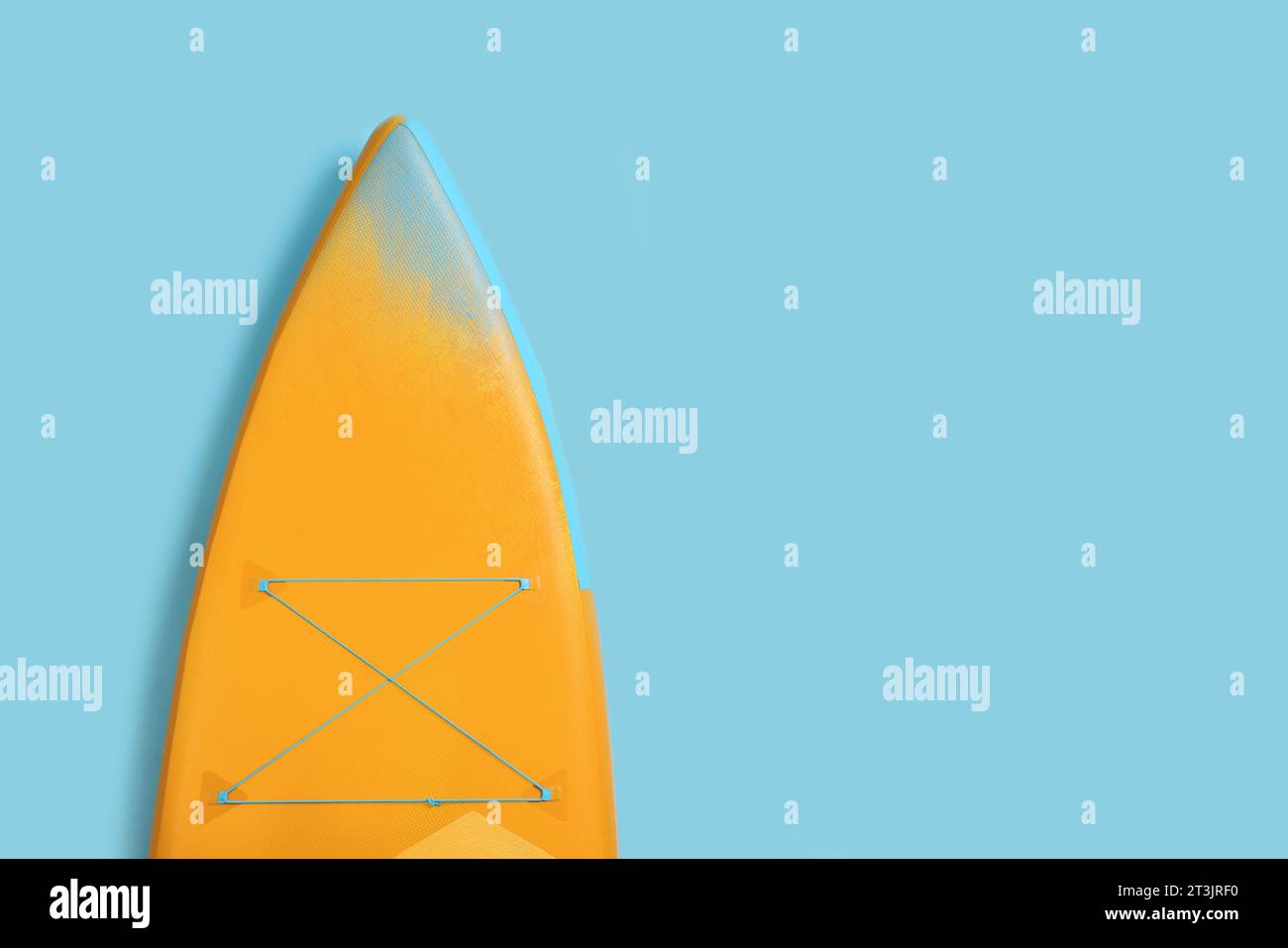 Une carte SUP sur fond bleu clair, vue de dessus avec espace pour le texte. Sports nautiques Banque D'Images Une carte SUP sur fond bleu clair, vue de dessus avec espace pour le texte. Sports nautiques Banque D'Images