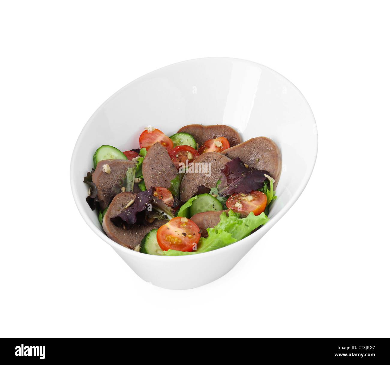 Délicieuse salade avec langue de bœuf et légumes isolés sur blanc Banque D'Images