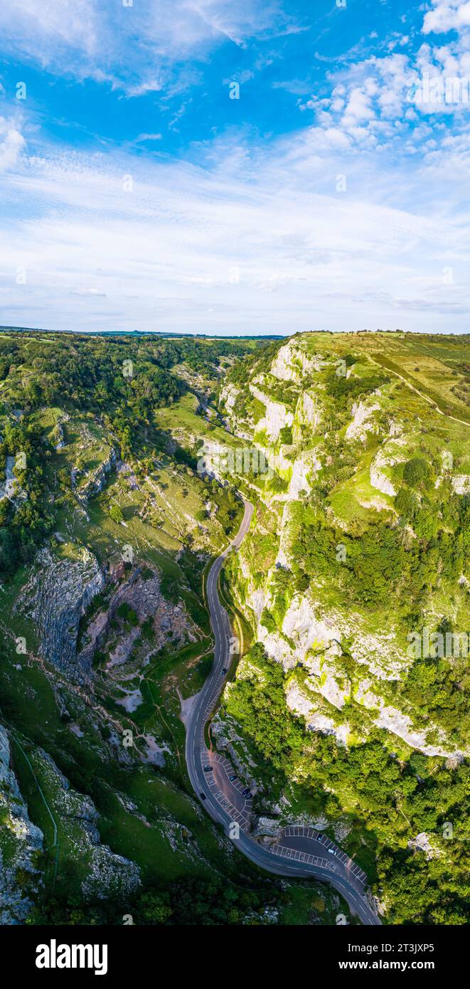 Panorama de Cliff Road dans la gorge et les grottes de Cheddar, gorge de Cheddar, Somerset, Angleterre Banque D'Images