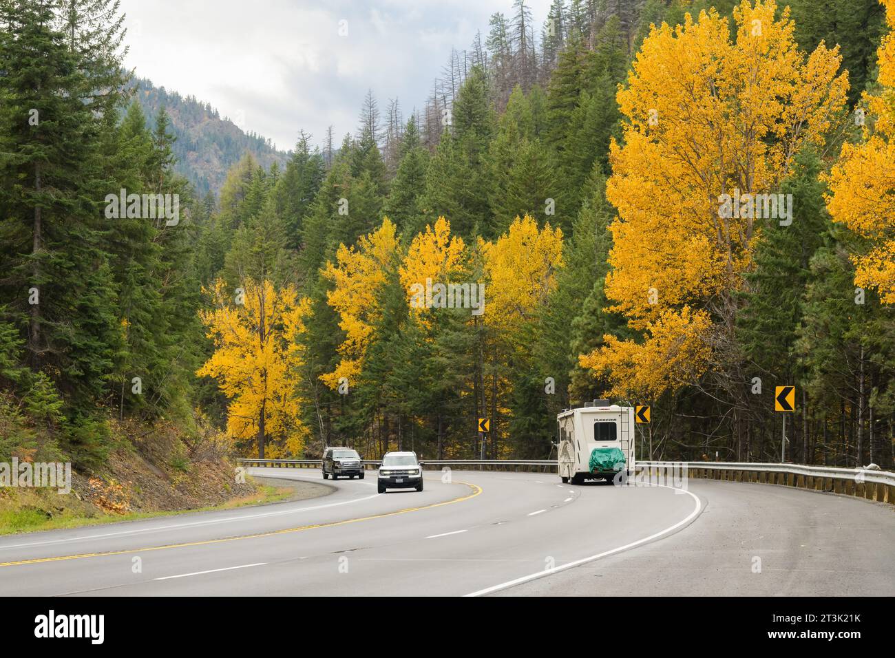 Blewett Pass, WA, États-Unis - 22 octobre 2023 ; circulation sur Blewett Pass US 97 à l'automne avec couleur saisonnière dans les arbres le long de la route Banque D'Images