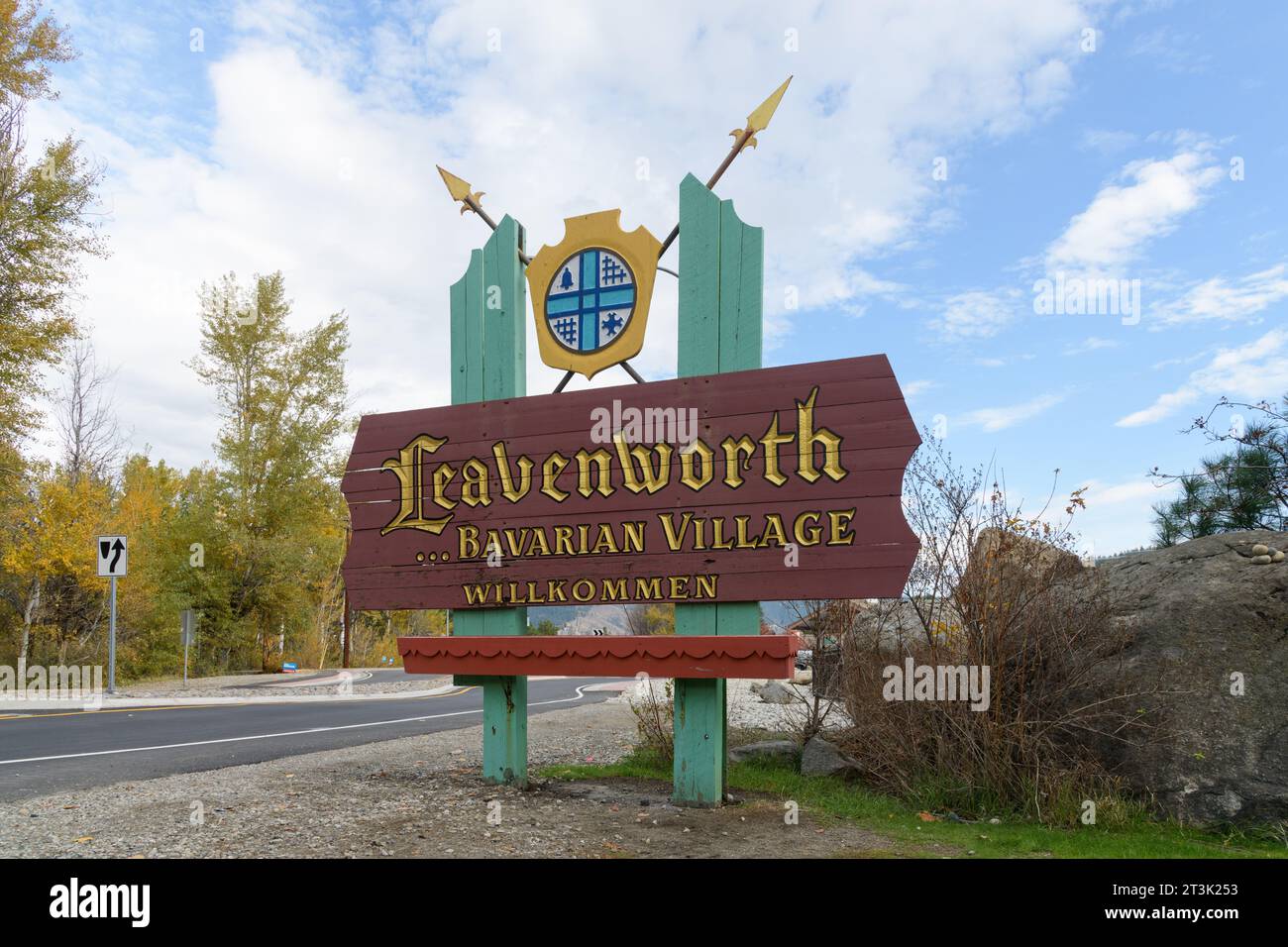 Leavenworth, WA, USA - 22 octobre 2023 ; panneau de bienvenue avec texte allemand dans Leavenworth Washington, un village bavarois Banque D'Images