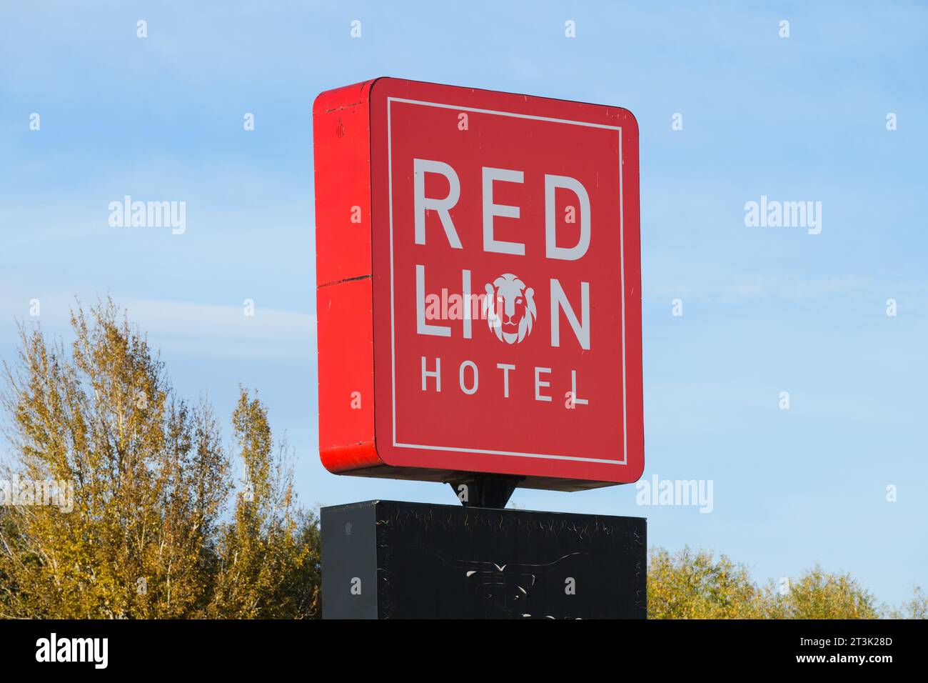 Ellensburg, WA, États-Unis - 20 octobre 2023 ; panneau pour Red Lion Hotel en rouge et blanc contre ciel bleu à Ellensburg Washington Banque D'Images