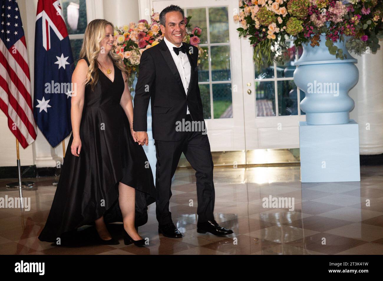 Washington, États-Unis. 11 février 2019. L'honorable Pete Aguilar, représentant des États-Unis et Mme Alisha Aguilar arrivent pour le dîner d'État en l'honneur du Premier ministre australien Anthony Albanese à la Maison Blanche à Washington le 25 octobre 2023. Photo de Tierney Cross/ABACAPRESS.COM crédit : Abaca Press/Alamy Live News Banque D'Images