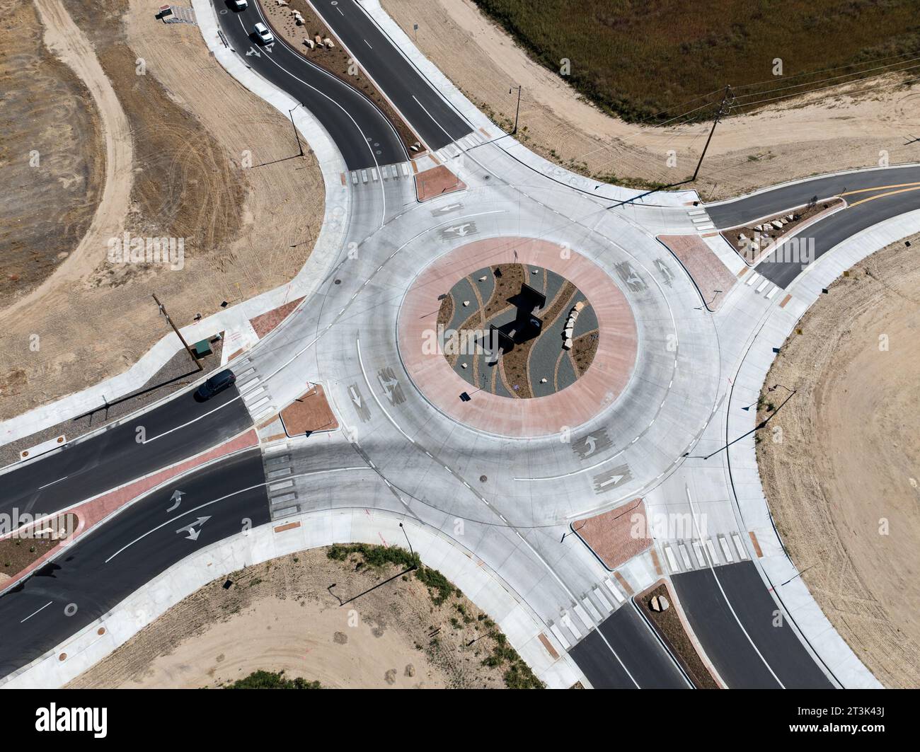 Rond-point intersection de route moderne conception de trafic photo de drone aérien. Banque D'Images