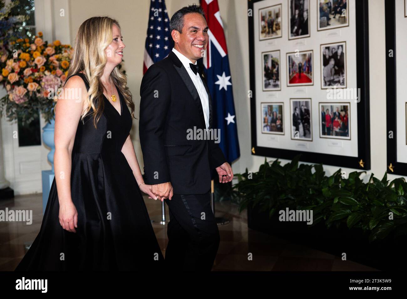 Washington, États-Unis. 25 octobre 2023. L'honorable Pete Aguilar, représentant des États-Unis et Mme Alisha Aguilar arrivent pour le dîner d'État en l'honneur du Premier ministre australien Anthony Albanese à la Maison Blanche à Washington, DC, le mercredi 25 octobre 2023. Photo de Tierney Cross/UPI crédit : UPI/Alamy Live News Banque D'Images