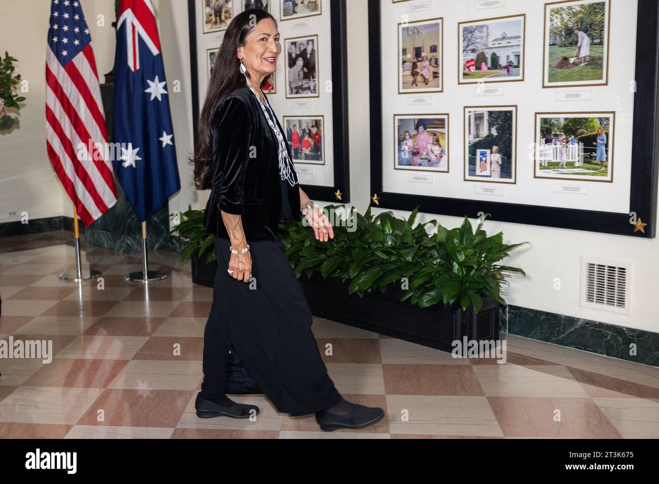 Washington, États-Unis. 25 octobre 2023. L'honorable Debra Haaland, Secrétaire de l'intérieur, Département de l'intérieur des États-Unis arrive pour le dîner d'État en l'honneur du Premier ministre australien Anthony Albanese à la Maison Blanche à Washington, DC le mercredi 25 octobre 2023. Photo de Tierney Cross/UPI crédit : UPI/Alamy Live News Banque D'Images