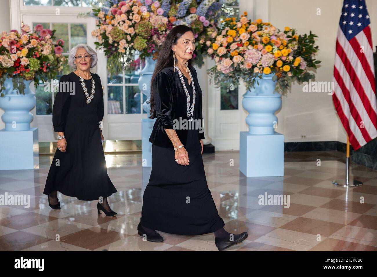 Washington, États-Unis. 25 octobre 2023. L'honorable Debra Haaland, Secrétaire de l'intérieur, Département de l'intérieur des États-Unis et Mme Aleta Suazo arrivent pour le dîner d'État en l'honneur du Premier ministre australien Anthony Albanese à la Maison Blanche à Washington, DC le mercredi 25 octobre 2023. Photo de Tierney Cross/UPI crédit : UPI/Alamy Live News Banque D'Images