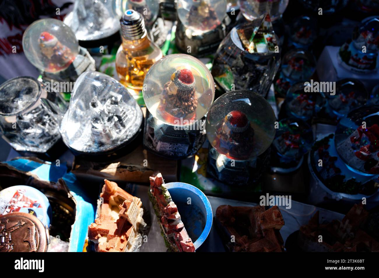 Petits souvenirs à l'extérieur du château de Bran, où Vlad Tepes et le château de Bran prennent le devant de la scène dans diverses représentations. Globes à neige roumains. Banque D'Images