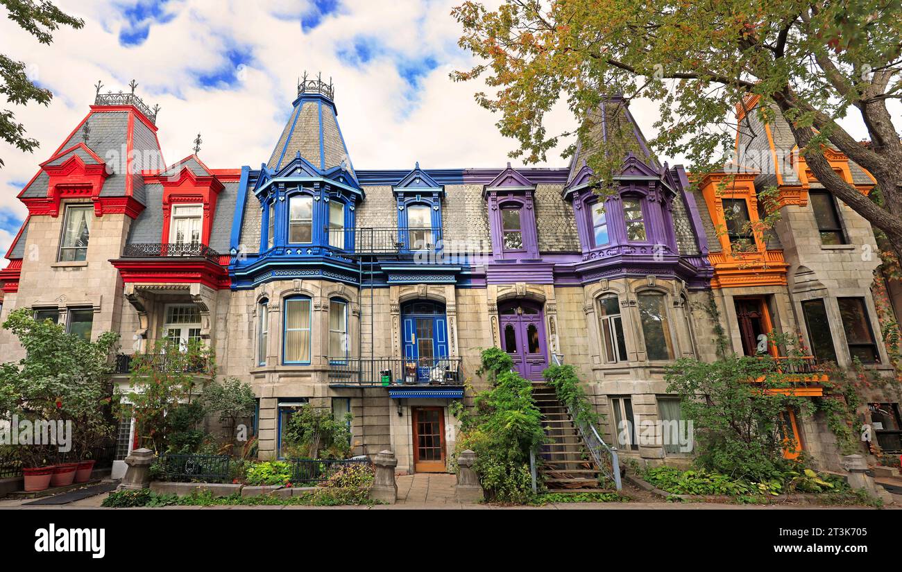 Montréal, QC, Canada - October14ème, 2023 : Architecture victorienne et façade colorée des maisons du Square St Louis à Montréal Banque D'Images
