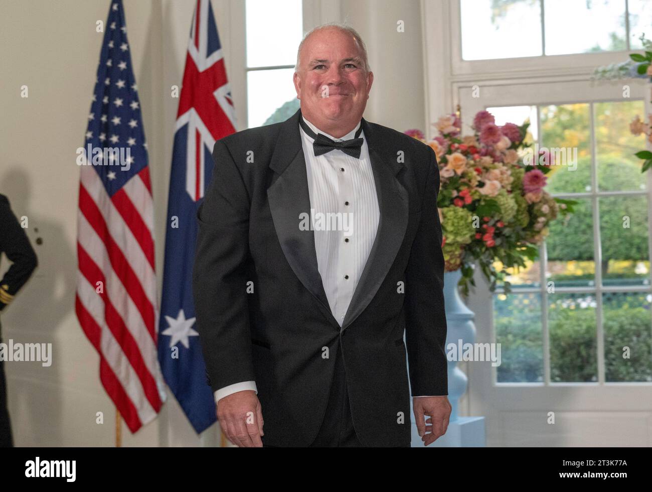 Washington, Vereinigte Staaten. 25 octobre 2023. Le Dr Paul McKenzie arrive pour le dîner d'État en l'honneur du Premier ministre australien Anthony Albanese et de Jodie Haydon dans le secteur des libraires de la Maison Blanche à Washington, DC, le mercredi 25 octobre 2023. Crédit : Ron Sachs/CNP/dpa/Alamy Live News Banque D'Images