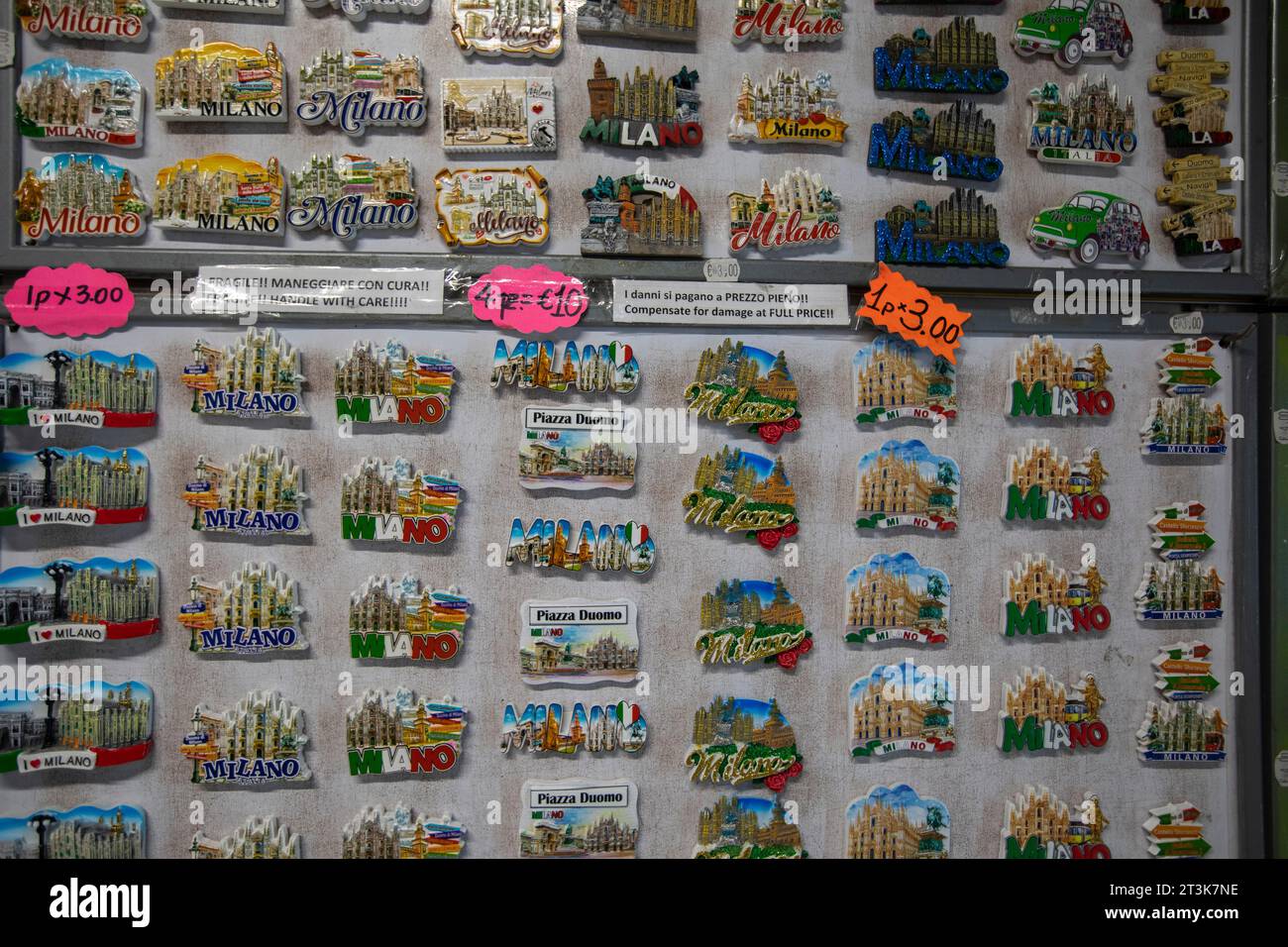 Milan, Italie : aimants de réfrigérateur souvenir en vente à Milan, Lombardie, Italie. Banque D'Images