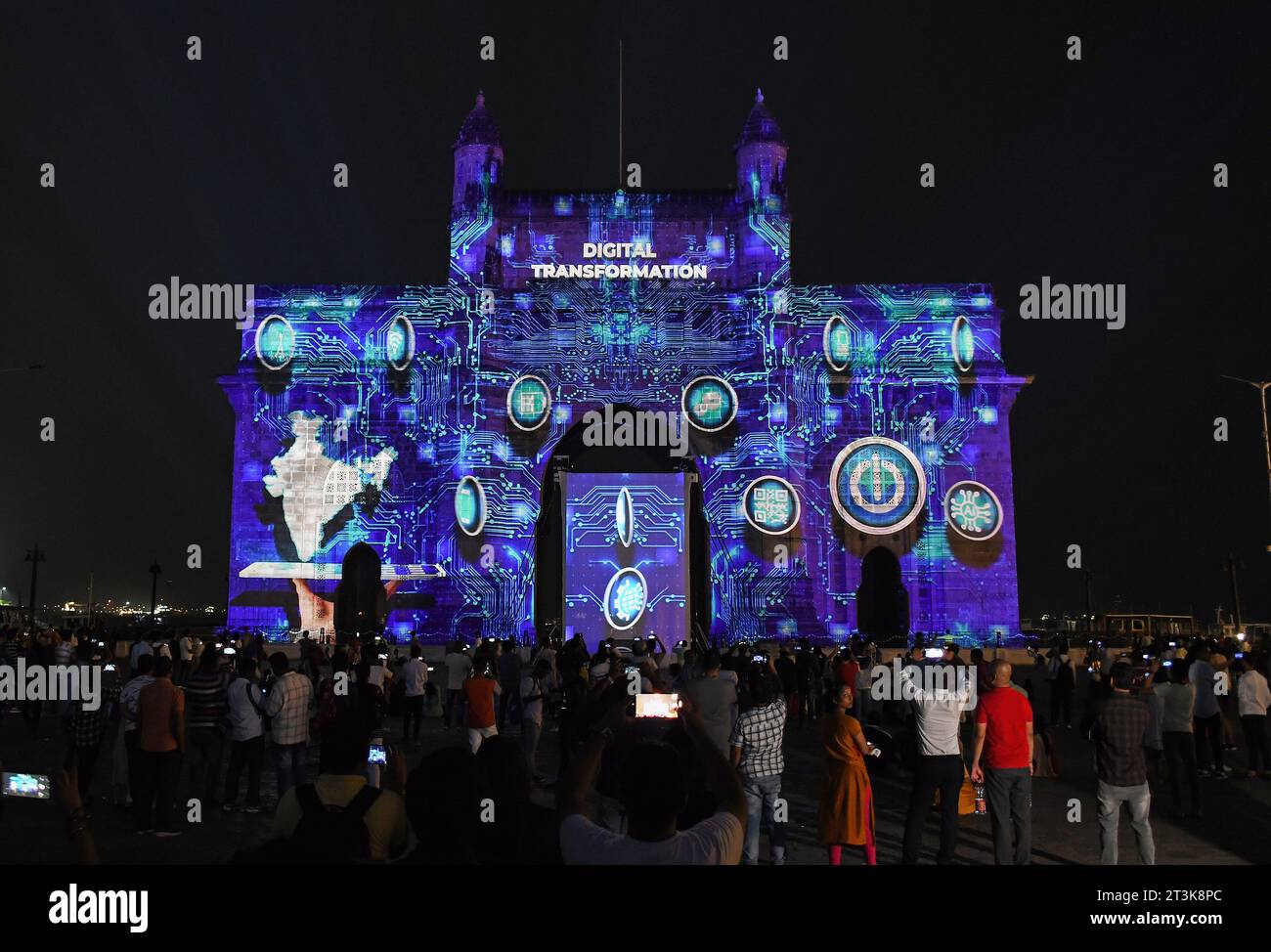 Mumbai, Inde. 25 octobre 2023. Hindustan Petroleum Corporation Limited (HPCL) et son partenaire Chevron lancent les lubrifiants Caltex dans le cadre d’un salon laser à Gateway of India à Mumbai. Crédit : SOPA Images Limited/Alamy Live News Banque D'Images