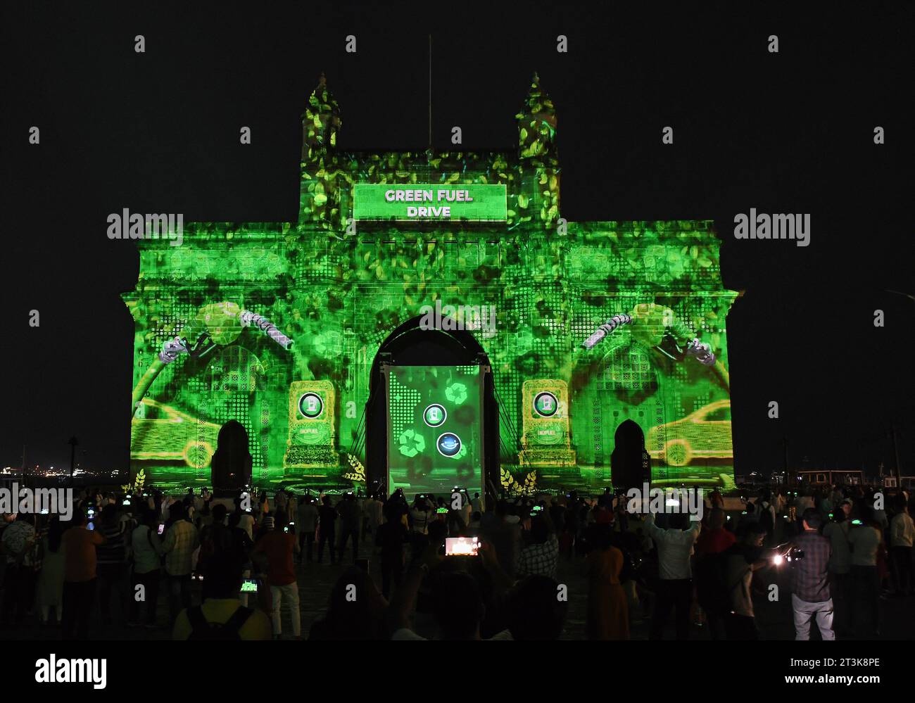 Mumbai, Inde. 25 octobre 2023. Hindustan Petroleum Corporation Limited (HPCL) et son partenaire Chevron lancent les lubrifiants Caltex dans le cadre d’un salon laser à Gateway of India à Mumbai. Crédit : SOPA Images Limited/Alamy Live News Banque D'Images