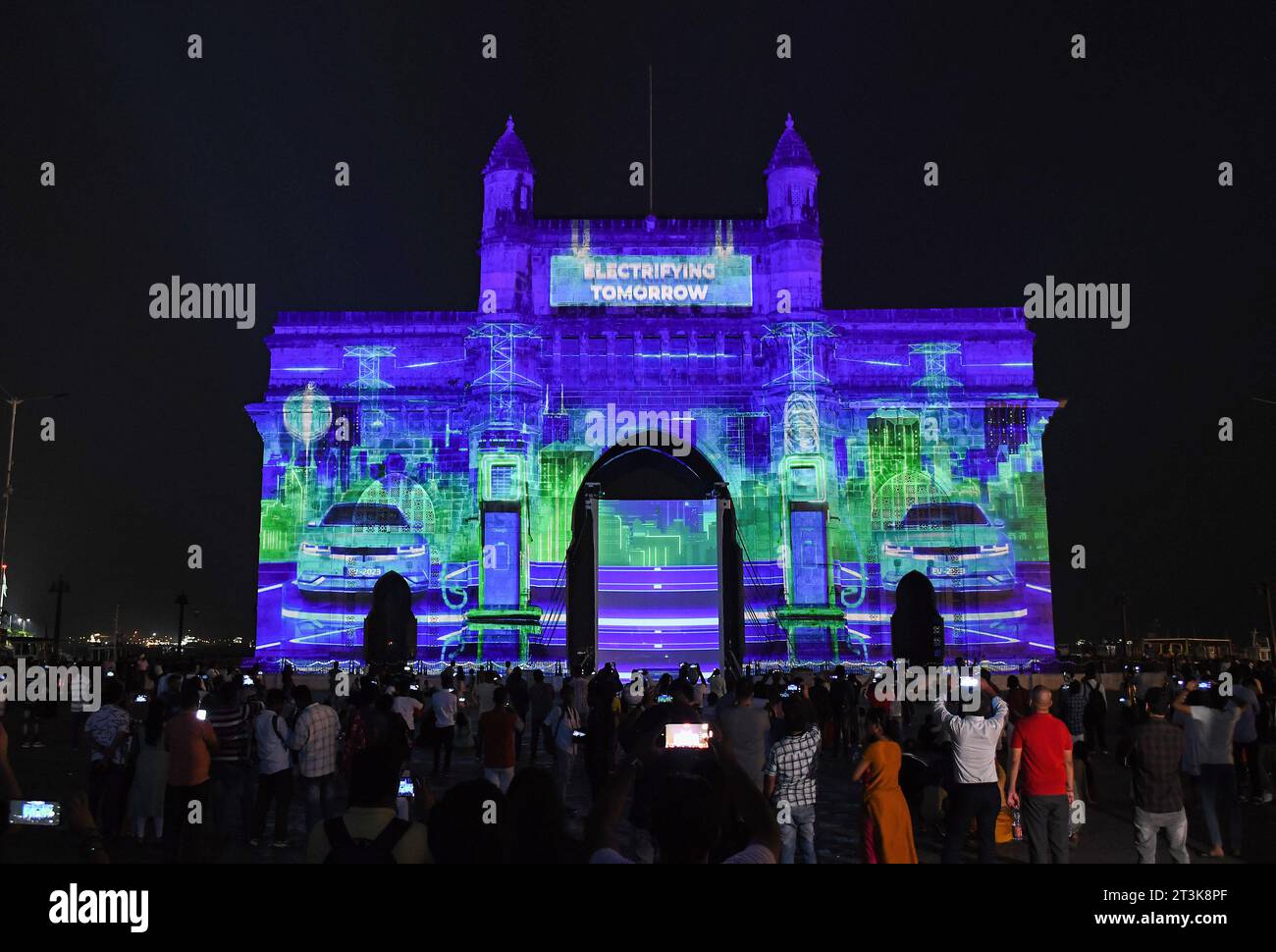 Mumbai, Inde. 25 octobre 2023. Hindustan Petroleum Corporation Limited (HPCL) et son partenaire Chevron lancent les lubrifiants Caltex dans le cadre d’un salon laser à Gateway of India à Mumbai. Crédit : SOPA Images Limited/Alamy Live News Banque D'Images