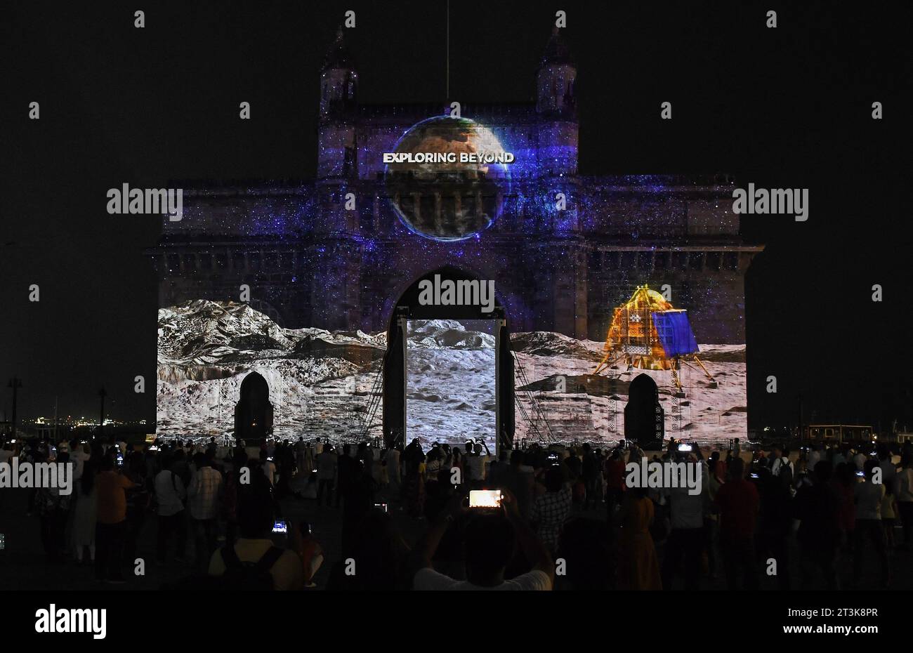 Mumbai, Inde. 25 octobre 2023. Hindustan Petroleum Corporation Limited (HPCL) et son partenaire Chevron lancent les lubrifiants Caltex dans le cadre d’un salon laser à Gateway of India à Mumbai. Crédit : SOPA Images Limited/Alamy Live News Banque D'Images